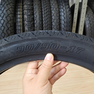 130/70-17 5.3KGS の 重さ と 耐久性 を 備えた モーターサイクルの タイヤ