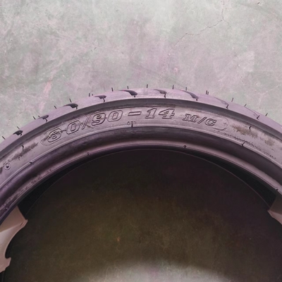 80/90-14 証明書と黒色の天然ゴム付きのチューブレスバイクタイヤ
