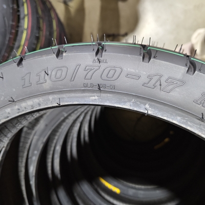 修理 や 交換 必要 の モーターサイクルの タイヤ 110/70-17