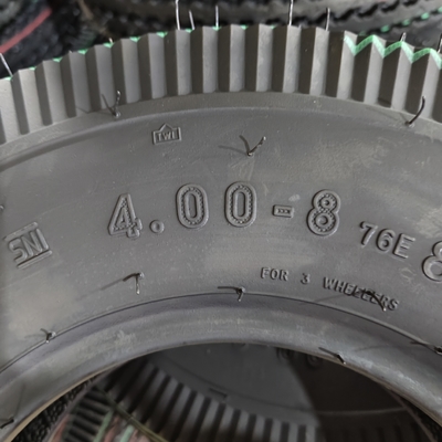 モーターサイクルのモータータイヤ 4.00-8 モーターサイクルのモータータイヤ 受け入れられるOEMゴム含有量 35%-55%