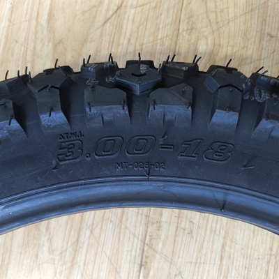 青島港 荷込 3.00-18-18 自然ゴム鋼ナイロン付き オフロードタイヤ