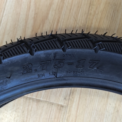 2.75-17 モーターサイクルのタイヤ 自然ゴムと滑らかな走行のためにタイヤケースが含まれています