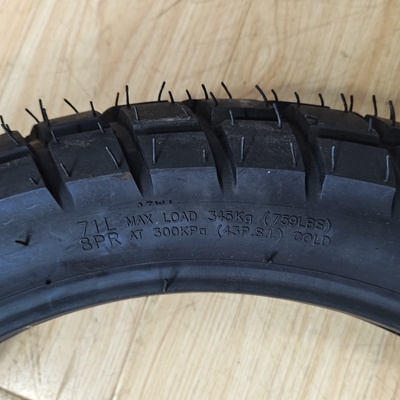 タイヤサイズ 120/80-18 黒色 モーターサイクルのチューブレスタイヤ