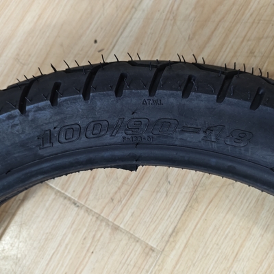 100/90-18 天然ゴム35%~55%のゴム含有量を持つチューブレスモーターサイクルのタイヤ