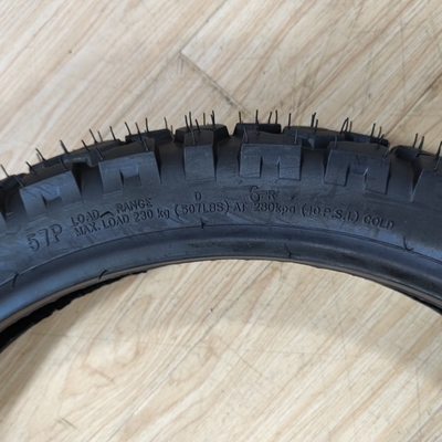 原材料 自然ゴム 鋼 ナイロン バイク チューブレス タイヤ 90/90-18
