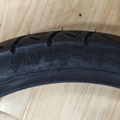 90/90-18 モーターサイクルのタイヤと内管 OEM 高耐久性で受け入れられる