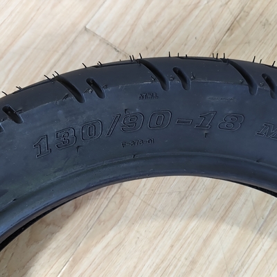 35%~55%ゴム含有量 タイヤカッシング モーターサイクルのチューブレスタイヤ 13090-18 バイクタイヤ