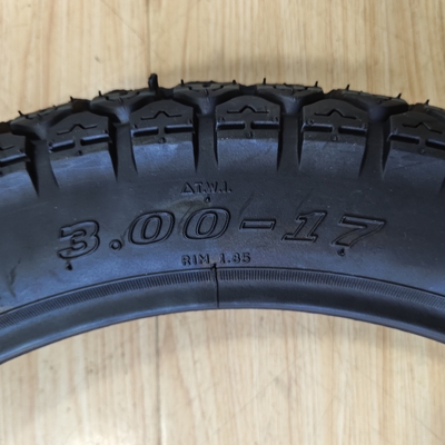 青島市場 モーターサイクルの内管タイヤ 3.00-17 自然ゴム鋼ナイロン製