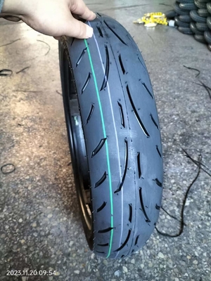 モーターサイクルのタイヤとチューブ 高ゴム含有 30%-45% OEM 許容 120/70-17