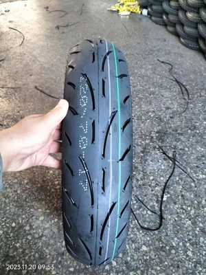 モーターサイクルのタイヤとチューブ 高ゴム含有 30%-45% OEM 許容 120/70-17