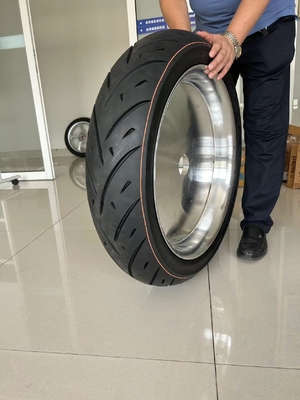 170/50-21 160/50-23 モーターサイクルの半熱溶融タイヤ 8.2 kg 配達期間 25-30 日