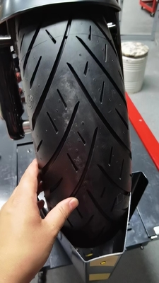 170/50-21 160/50-23 モーターサイクルの半熱溶融タイヤ 8.2 kg 配達期間 25-30 日