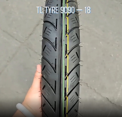 オールサイズのモーターサイクルのチューブレスダブルスポーツタイヤ 90/90-18 30%-45%ゴム含有量