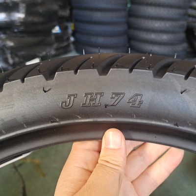 超ゴムモーターサイクルのタイヤ 110/80-17 積載ポートとタイヤケース