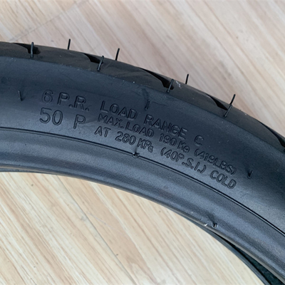 フィリピンの市場 80/90-17 深いデザインパターンと長い使用寿命を持つオートバイタイヤ