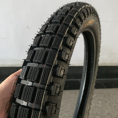 青島港 積載 バジャージュ ボクサー モーターサイクルのタイヤ 3.00-18 20000 KM 寿命