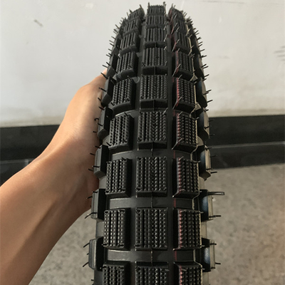 青島港 積載 バジャージュ ボクサー モーターサイクルのタイヤ 3.00-18 20000 KM 寿命