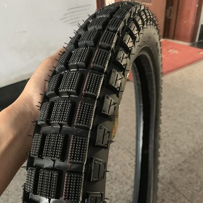 青島港 積載 バジャージュ ボクサー モーターサイクルのタイヤ 3.00-18 20000 KM 寿命