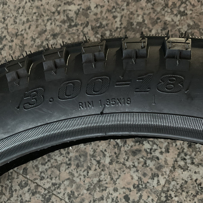 青島港 積載 バジャージュ ボクサー モーターサイクルのタイヤ 3.00-18 20000 KM 寿命