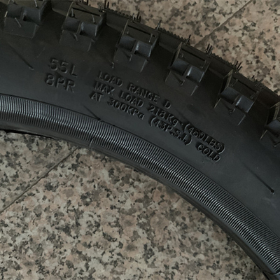 青島港 積載 バジャージュ ボクサー モーターサイクルのタイヤ 3.00-18 20000 KM 寿命