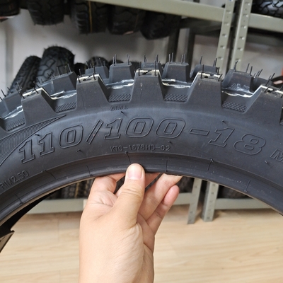 MOTOCROSS 110100-18 原材料のモーターサイクルのタイヤ 自然ゴム鋼ナイロン