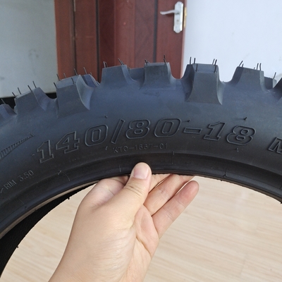 オフロードモーターサイクルのタイヤ 140/80-18 ブラックデザインと6PR/8PR プリレーティング