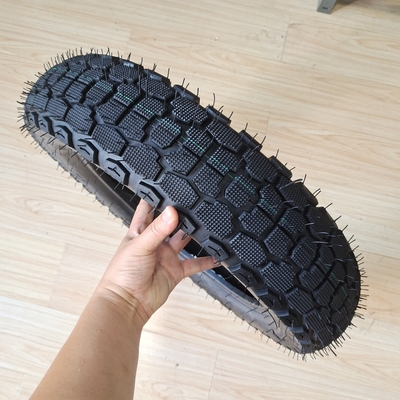 耐磨モーターサイクルのタイヤ 130/90-15 自然ゴム鋼ナイロン原材料