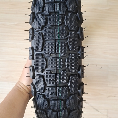 耐磨モーターサイクルのタイヤ 130/90-15 自然ゴム鋼ナイロン原材料