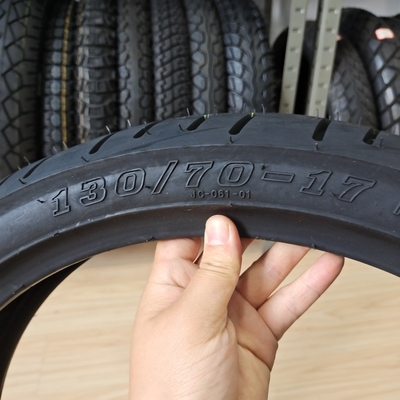 自然ゴムモーターサイクルのタイヤ 130/70-17 8PR バイカーのための最高性能のスペアパーツ