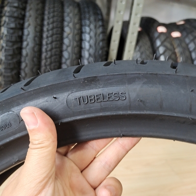 自然ゴムモーターサイクルのタイヤ 130/70-17 8PR バイカーのための最高性能のスペアパーツ