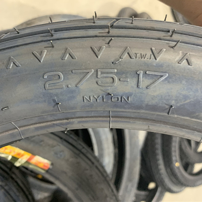 青島港 オートバイタイヤ 販売 2.75-17 耐久性タイヤ用タイヤケース