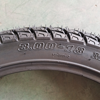 モーターサイクルのタイヤ タイヤ3.00-18 自然ゴム 鋼ナイロン 受け入れられるOEM 提供