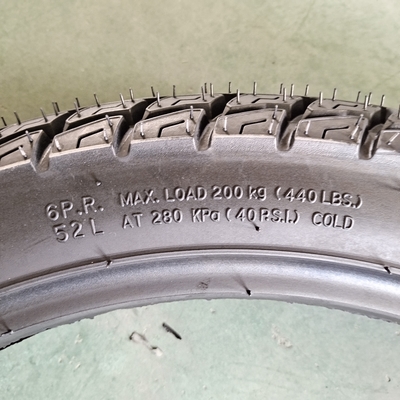 モーターサイクルのタイヤ タイヤ3.00-18 自然ゴム 鋼ナイロン 受け入れられるOEM 提供