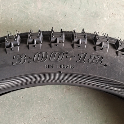 直接販売 3.00-18 モーターサイクルのタイヤ 35%-55%ゴム含有量と黒色