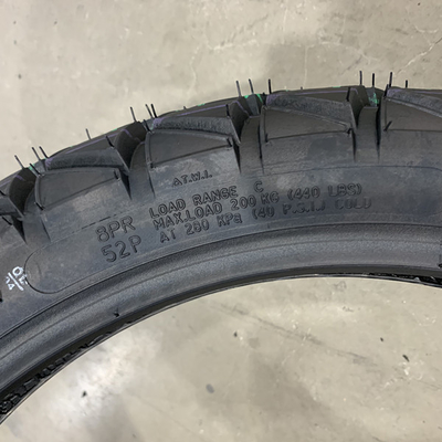 3.00-18 モーターサイクルのタイヤ 張力強さ 10.5 強固で耐久性のある性能のためのケース