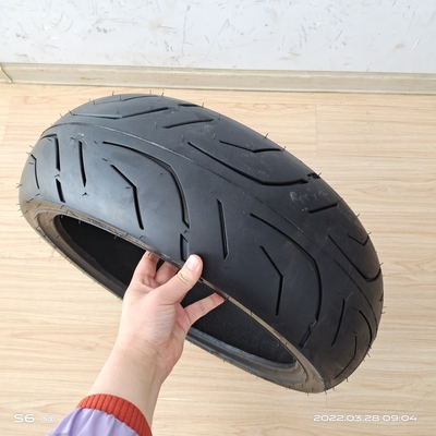 180/55/17 TLのモーターサイクルのチューブレスタイヤと 280kpaの空気圧で