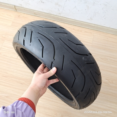 180/55/17 TLのモーターサイクルのチューブレスタイヤと 280kpaの空気圧で
