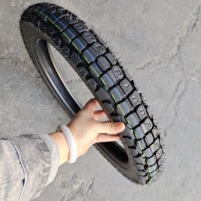 3.00-18 天然ゴムモーターサイクルのタイヤ 青島積載港
