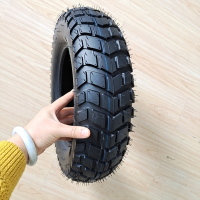 高級 35%-55% ゴム含有量 120/90-10 青島港の販売用のオートバイタイヤ