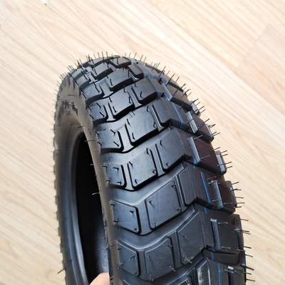 高級 35%-55% ゴム含有量 120/90-10 青島港の販売用のオートバイタイヤ
