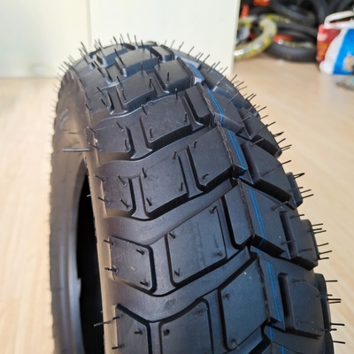 高級 35%-55% ゴム含有量 120/90-10 青島港の販売用のオートバイタイヤ