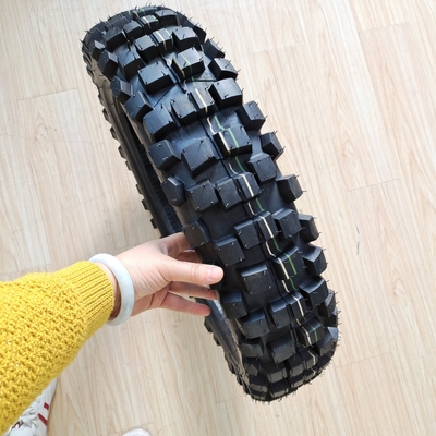 原材料 モーターサイクルのタイヤ 110/90-18 パフォーマンスのためのチューブレスタイヤ