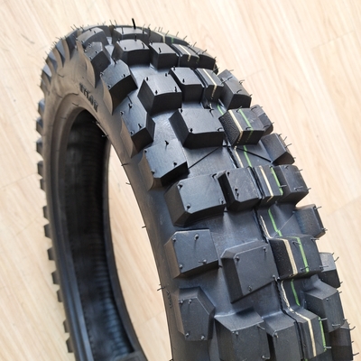 原材料 モーターサイクルのタイヤ 110/90-18 パフォーマンスのためのチューブレスタイヤ