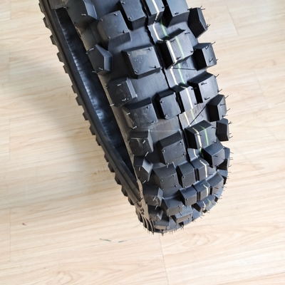 原材料 モーターサイクルのタイヤ 110/90-18 パフォーマンスのためのチューブレスタイヤ