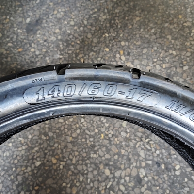 140/60-17 D 自然ゴムから製造されたモーターサイクルのタイヤと 6pr/8pr Ply グレード