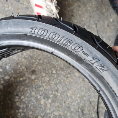 100/60-12サイズで受け入れられるOEMと天然ゴム電動自転車脂肪タイヤ