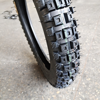 供給 バイクタイヤ 3.00-17 自然ゴム 鋼ナイロン 原材料