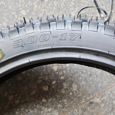 供給 バイクタイヤ 3.00-17 自然ゴム 鋼ナイロン 原材料