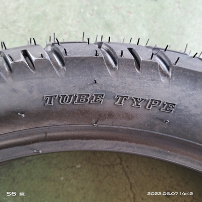 承認可能なOEMゴムモーターサイクルのタイヤ 80/100-14