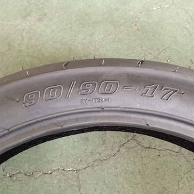 90/90-17 自然ゴム鋼ナイロン原材料のモーターサイクルのタイヤ
